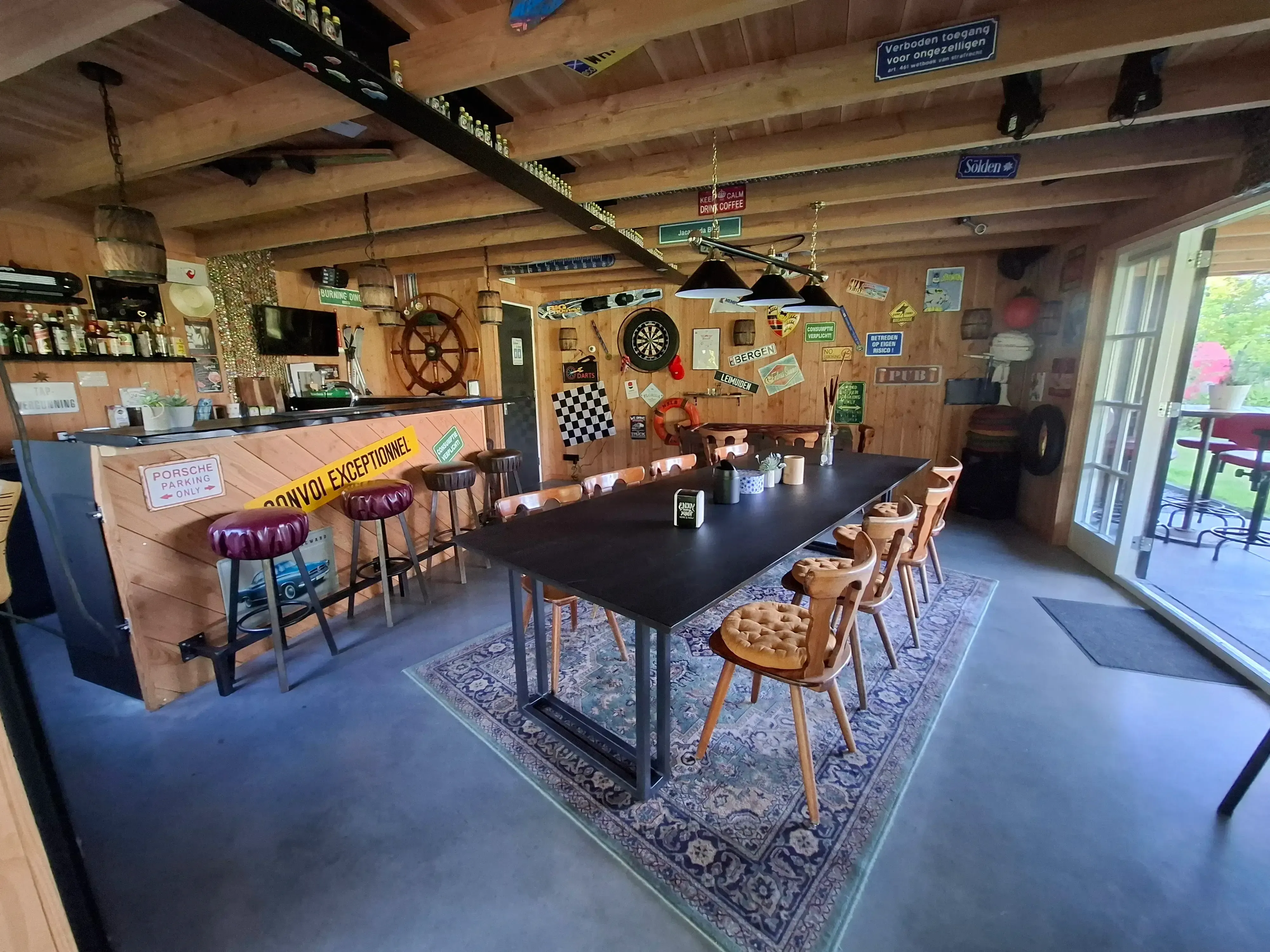 Tafel vanuit binnen in de kroeg